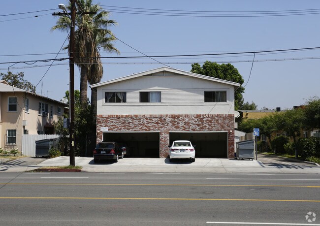 Edificio - 12149 Burbank Blvd