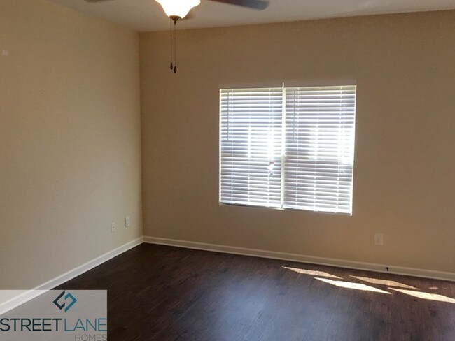 Building Photo - 303 Clover Brook Dr