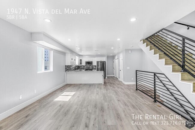 Foto del edificio - Hot-to-Go 5BR Townhome in Hollywood Dell w...