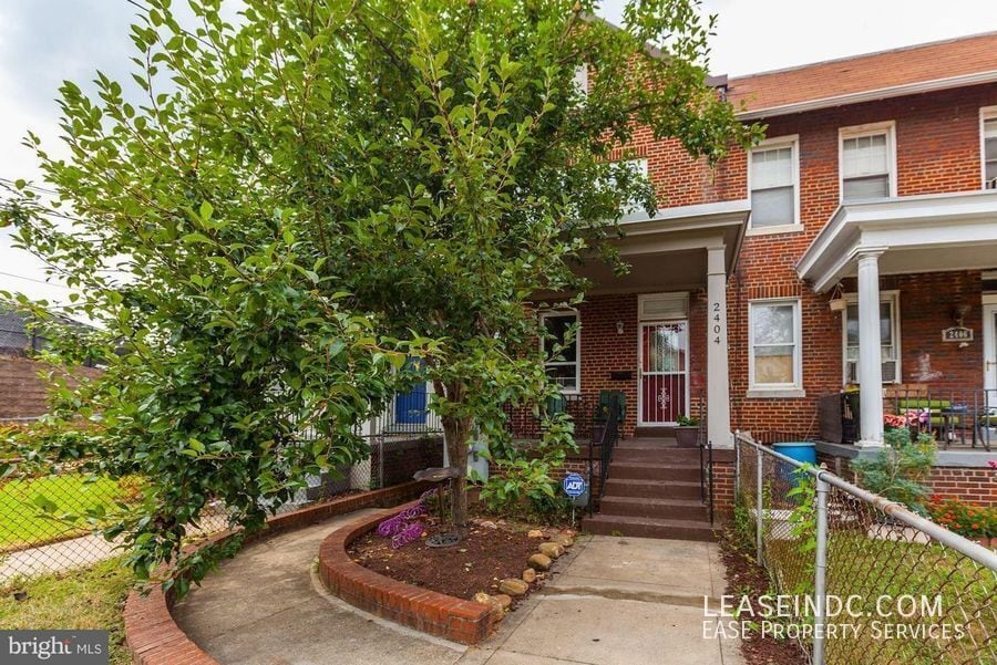 Foto principal - 2404 10th St NE