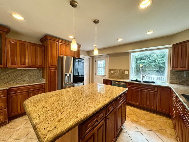 Foto del edificio - Charming Bellevue Craftsman on Spacious Lo...