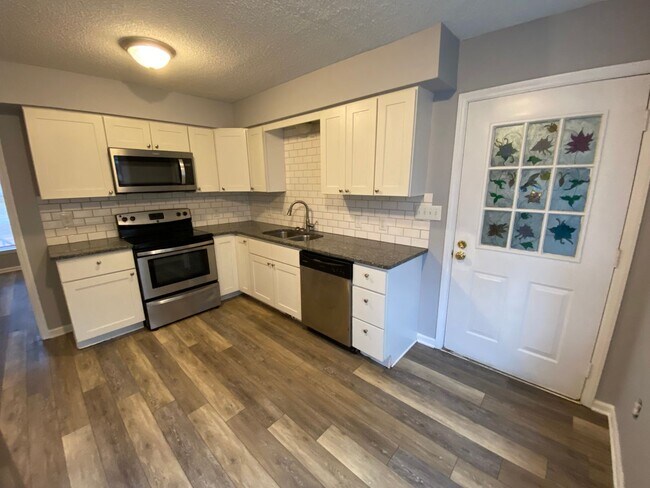 Foto del edificio - 3 Bedroom 2.5 Bath 2 car garage Fully upda...