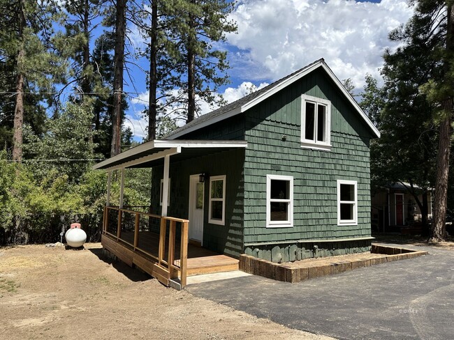 Building Photo - Renovated 2 bedroom cabin