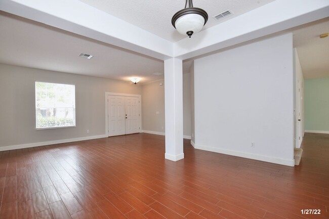 Foto del edificio - Beautiful 4/2.5 Corner Lot Home with a 2 C...