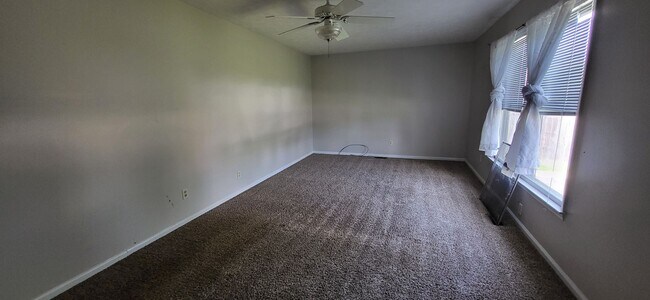 Building Photo - 3-bedroom, 2-bath Home