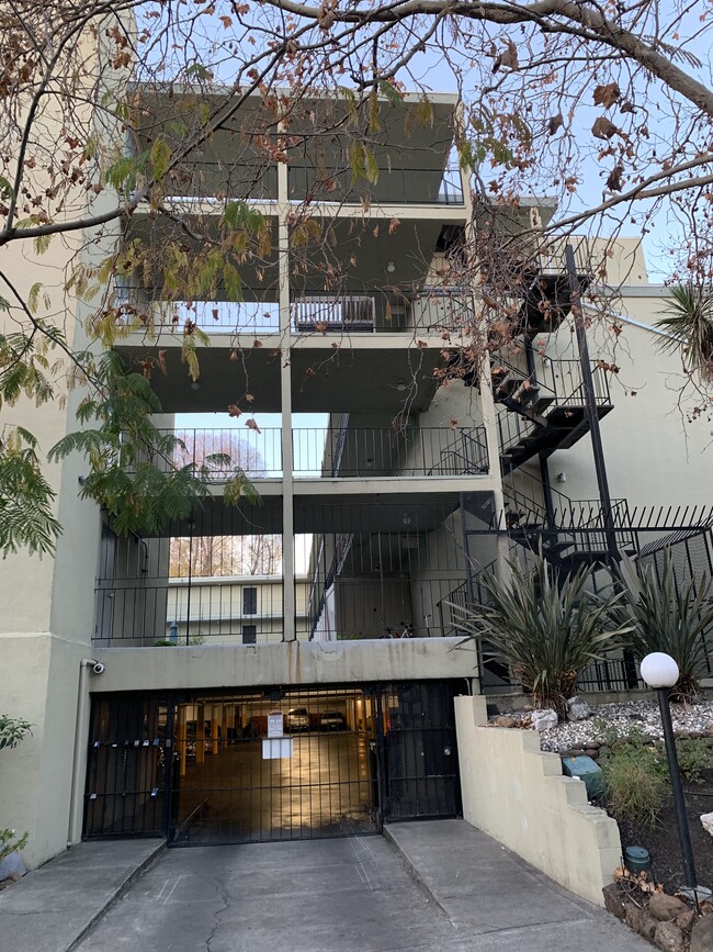 Building Photo - 455 Crescent St