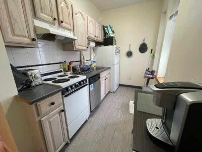 Foto del edificio - Renovated Brighton 1 Bed on Chestnut Hill ...