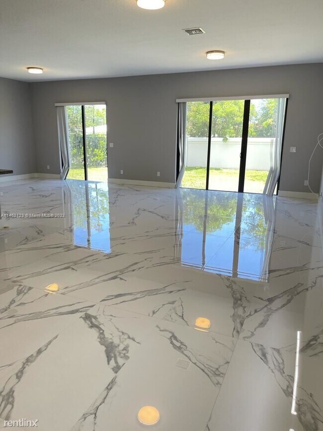 Foto del edificio - 3 br, 3 bath House - 4920 Whispering Way