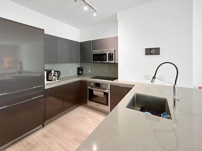 Building Photo - 1080 Brickell Ave