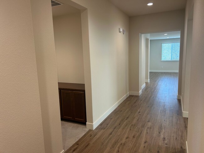 Building Photo - Spacious Single Story 4 Bed 3.5 Bath Home ...