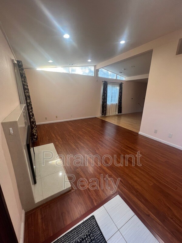 Foto del edificio - 2447 Warburton Ave