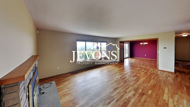 Building Photo - Enjoy this spacious 4-bedroom home near Pa...