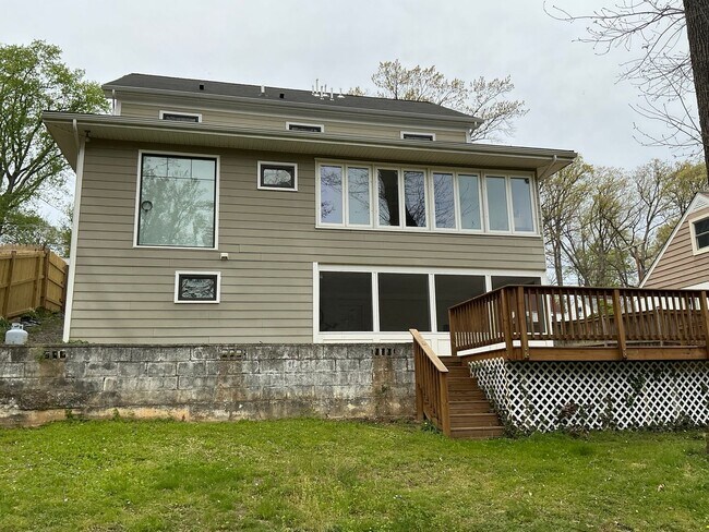 Foto del edificio - Fully remodeled 4BR 2.5BA colonial in 4 corners area of Silver Spring