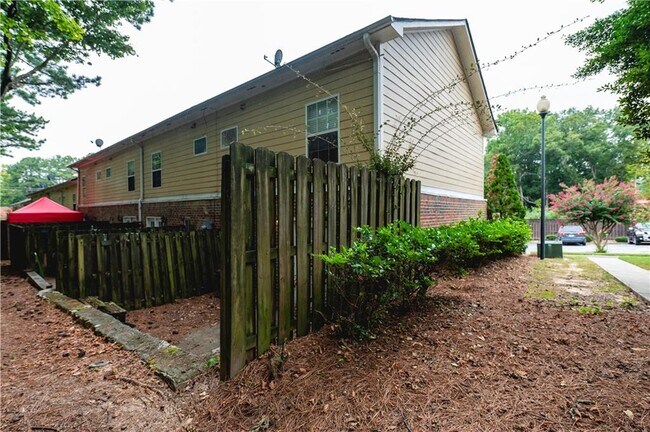 Foto del edificio - 122 Summer Pl NW