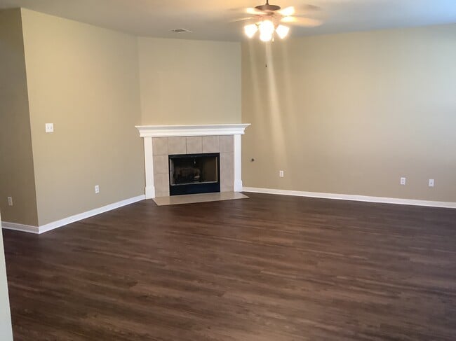 Foto del edificio - 3800 Veiled Falls Dr