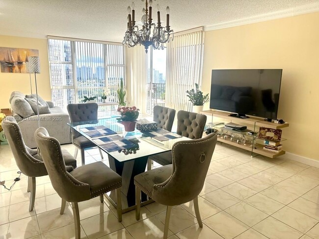 Foto del edificio - 20335 W Country Club Dr