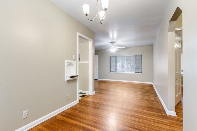 Building Photo - Charming 2-Bedroom Apartment in Mahncke Park