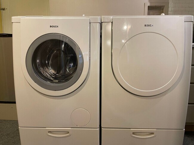 Foto del edificio - Basement Apartment ... ALL UTILITIES INCLUDED, INCLUDING WIFI!!