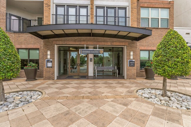 Bienvenido a la moderna oficina principal de Addison Keller Springs, una comunidad de vivienda para personas mayores de primer nivel en Addison, TX. - Addison Keller Springs