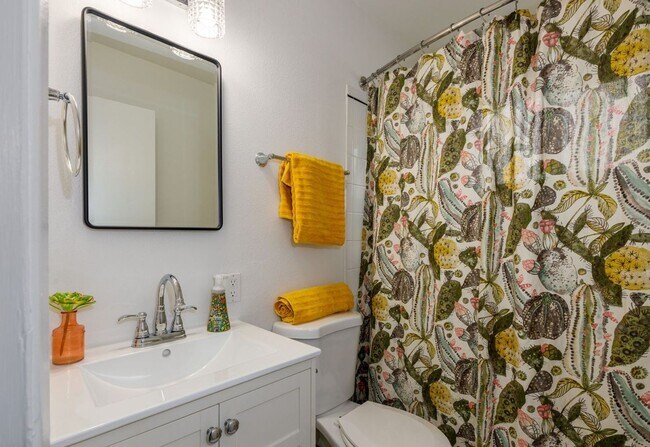 Foto del edificio - 2BR/1 Bath Mid-Century Modern with Condo finishes