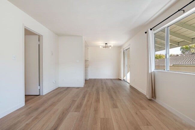 Building Photo - The perfect upstairs location down town Santa Barbara!