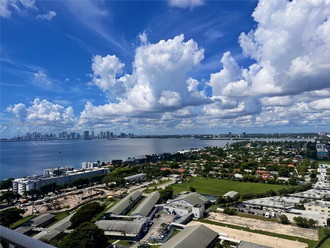 Foto del edificio - 7601 E Treasure Dr