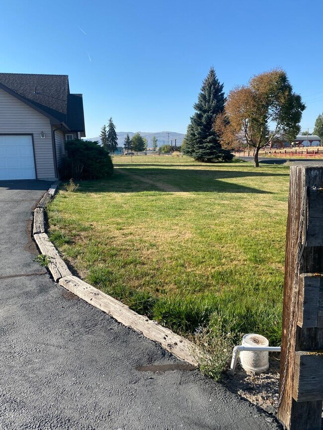 Building Photo - 3 bed 2.5 bath