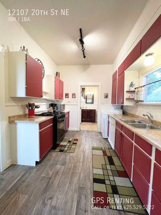 Building Photo - Beautiful 3bed 1bath Home across the stree...