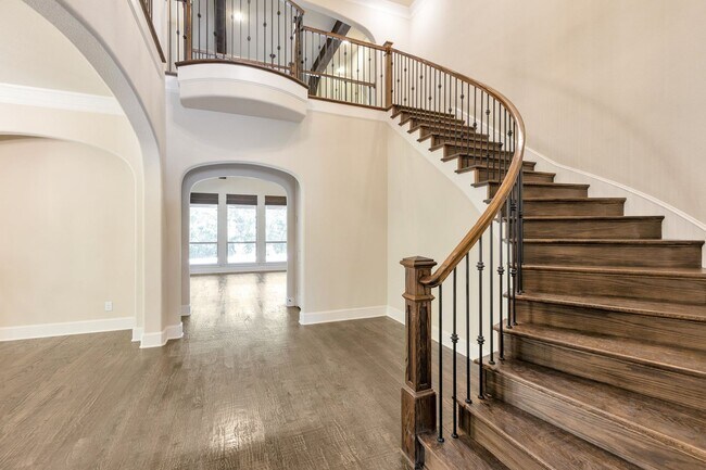 Building Photo - Grand Flower Mound home on heavily treed lot