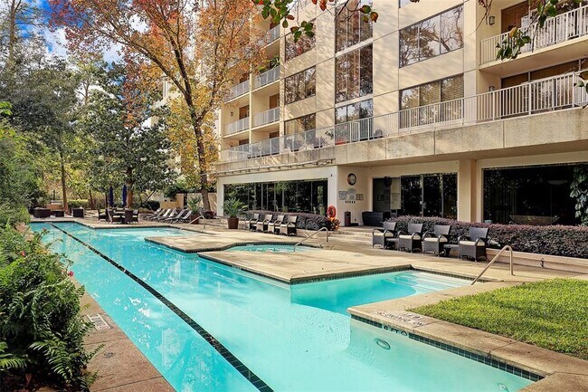 Building Photo - 121 N Post Oak Ln