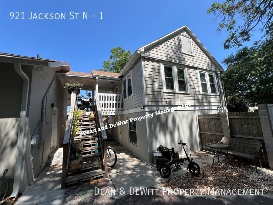 Foto principal - 921 Jackson St N