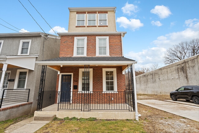 Building Photo - 731 E Elm St