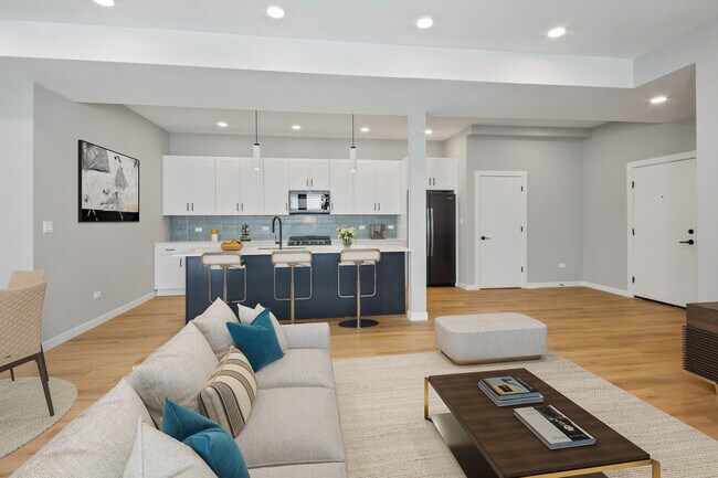 Building Photo - 3520 W Shakespeare Ave