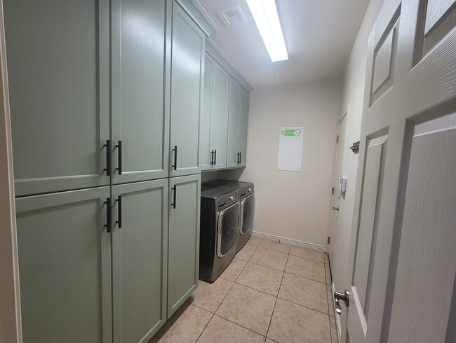 Building Photo - 3354 E Grand Canyon Dr