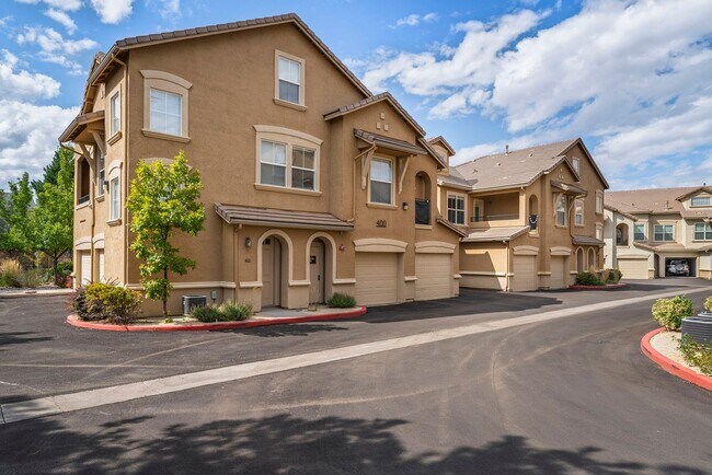 Foto del edificio - One bedroom condo with bonus space/loft, community pool and gym. Pets welcome!