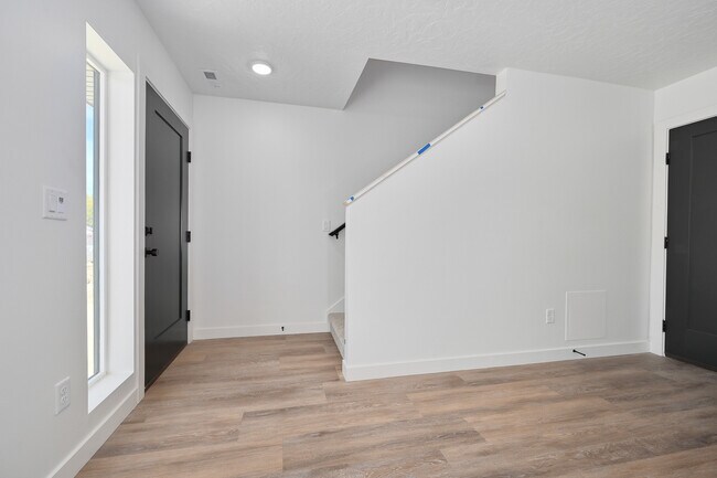 Building Photo - 527 W 620 N