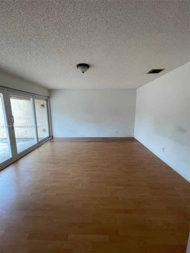 Foto del edificio - 8237 NW 8th Ct