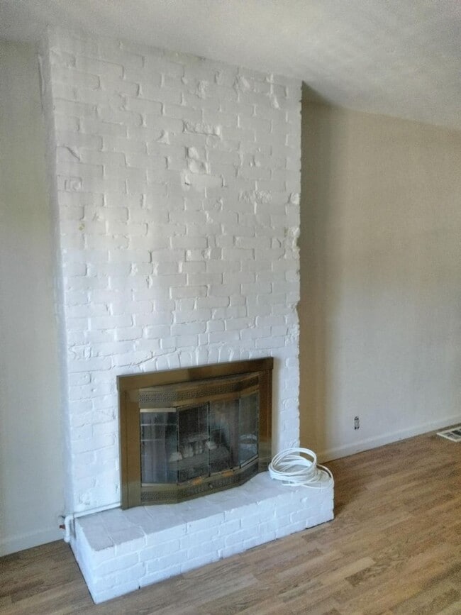 Building Photo - 5744 Elmer St