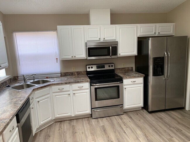 Building Photo - SHARP 4/2/2 SPRING HILL