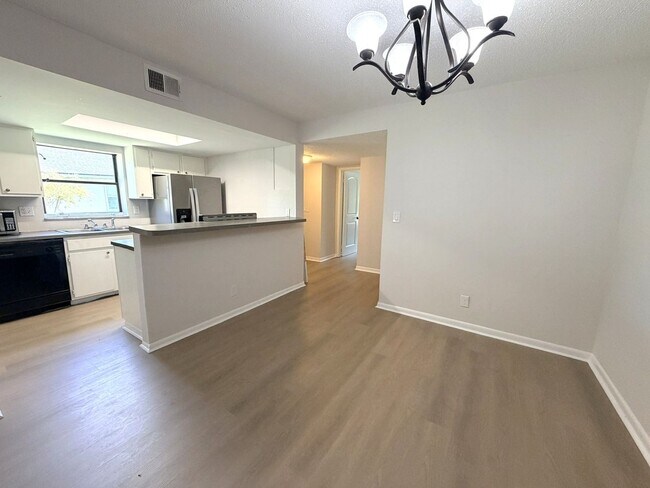 Building Photo - 5646 Pinebay Cir N