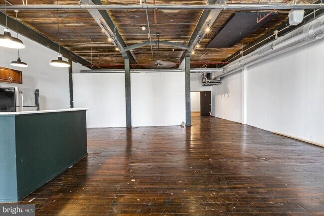 Building Photo - 1853 N Howard St