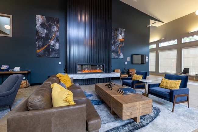 Salón para residentes con sofás y chimenea. - The Vantage