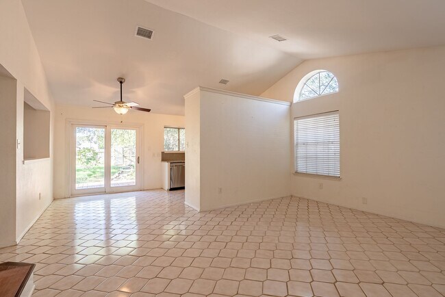 Foto del edificio - Experience Comfort, Character, and Convenience in This Beautifully Appointed South Austin Home!