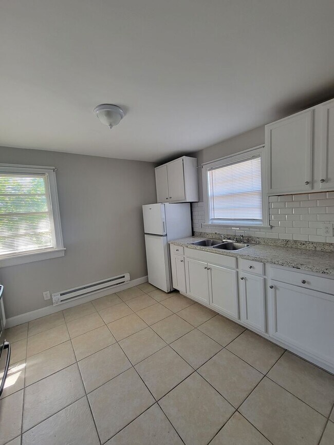 Building Photo - 408 Hanbury Ave