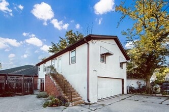 Building Photo - 2424 Green Bay Rd