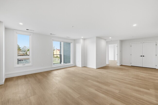 Photo du bâtiment - 2 Bedroom + Den  & 3 Bedroom Apartment