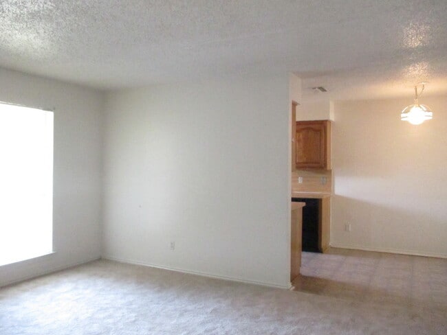 Photo - Cozy 3 Bed 2 Bath Duplex Located In Cul-De... House