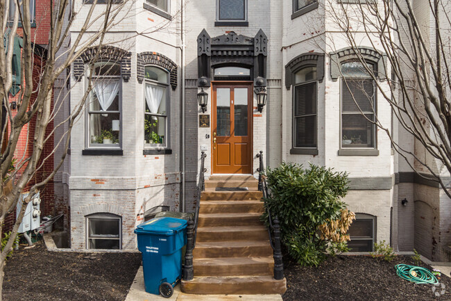 Building Photo - 6 Historic Townhomes