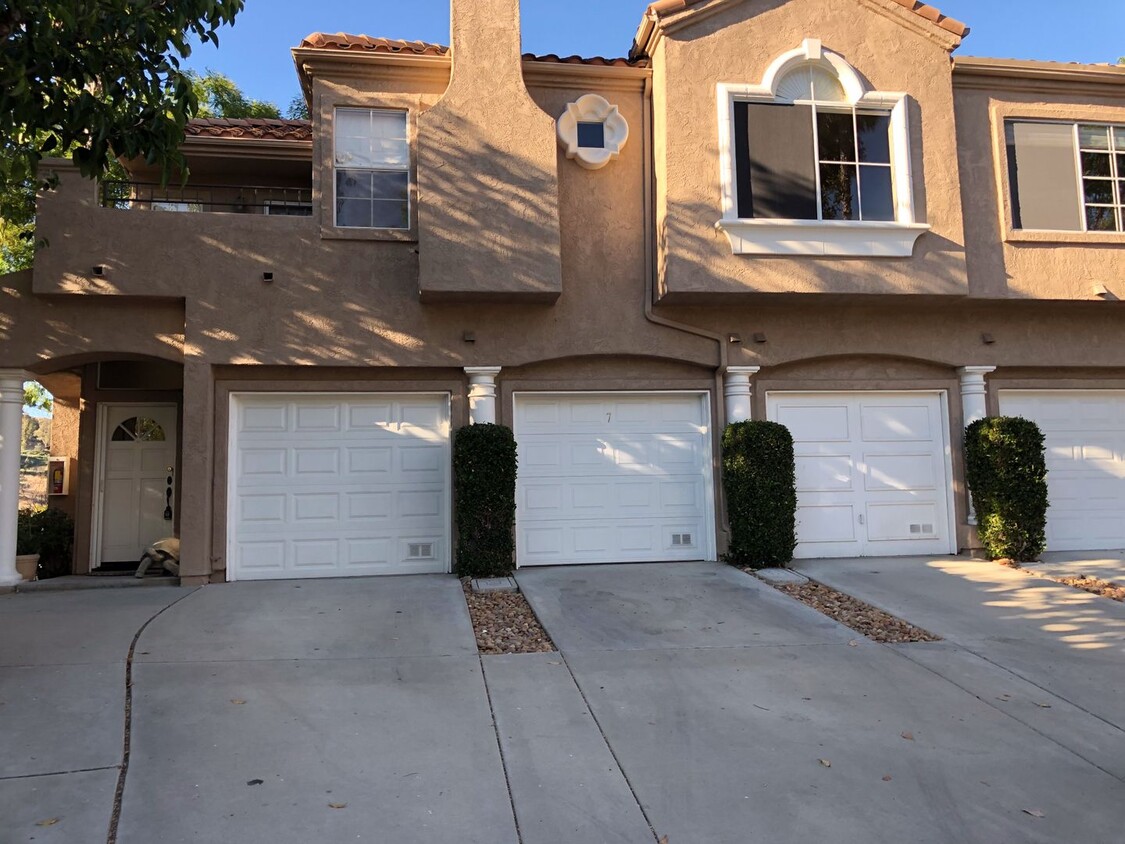 Foto principal - 2 Bed, 2 Bath Townhome in Belsera with att...