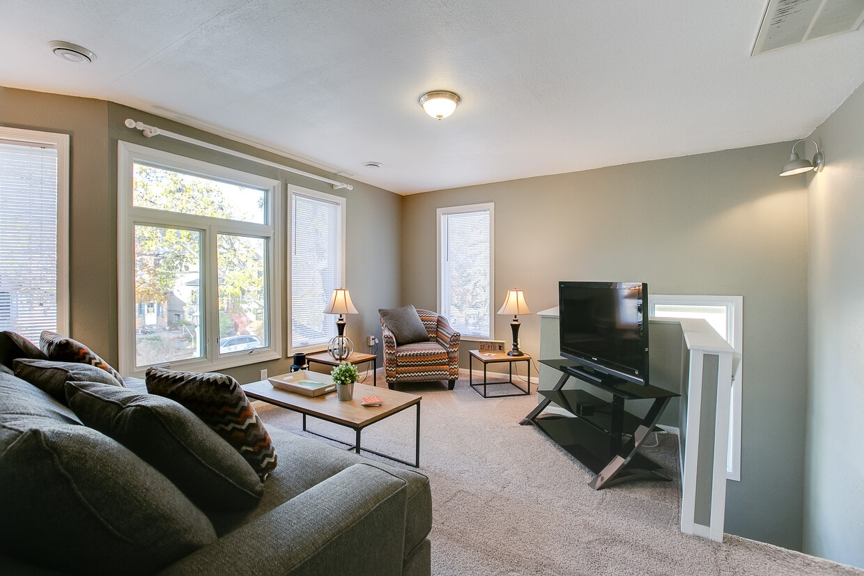 Living room - 432 Wheeler St N